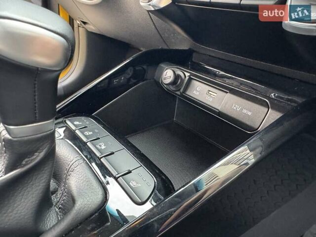Жовтий Кіа Stonic, об'ємом двигуна 1.37 л та пробігом 44 тис. км за 16999 $, фото 15 на Automoto.ua