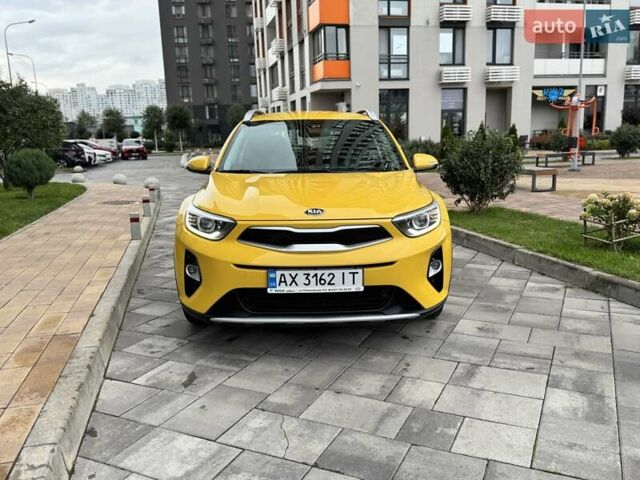 Жовтий Кіа Stonic, об'ємом двигуна 1.37 л та пробігом 44 тис. км за 16999 $, фото 1 на Automoto.ua