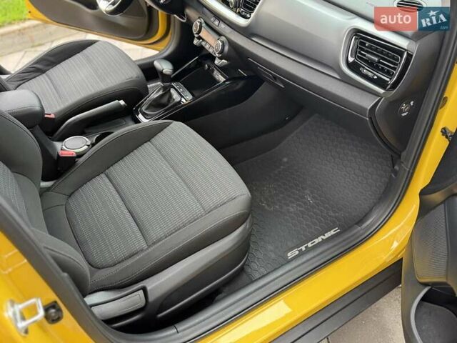 Жовтий Кіа Stonic, об'ємом двигуна 1.37 л та пробігом 44 тис. км за 16999 $, фото 13 на Automoto.ua