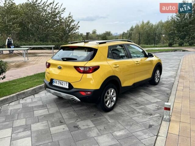 Жовтий Кіа Stonic, об'ємом двигуна 1.37 л та пробігом 44 тис. км за 16999 $, фото 4 на Automoto.ua