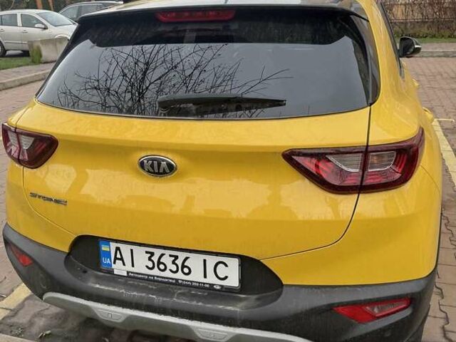 Желтый Киа Stonic, объемом двигателя 1.37 л и пробегом 39 тыс. км за 18000 $, фото 2 на Automoto.ua