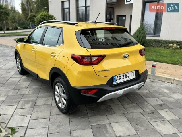 Жовтий Кіа Stonic, об'ємом двигуна 1.37 л та пробігом 44 тис. км за 16999 $, фото 2 на Automoto.ua