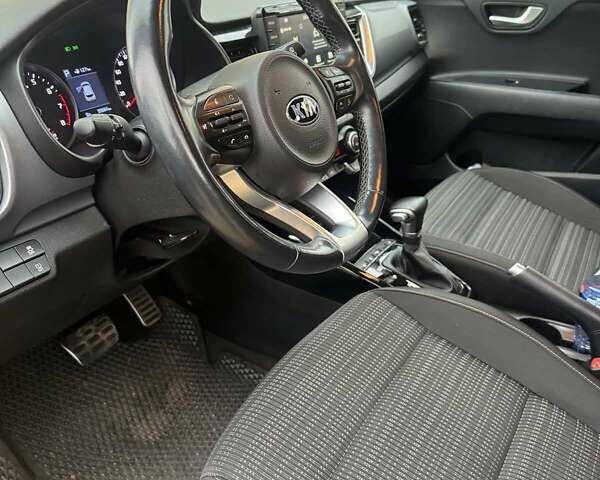 Желтый Киа Stonic, объемом двигателя 1.37 л и пробегом 39 тыс. км за 18000 $, фото 3 на Automoto.ua