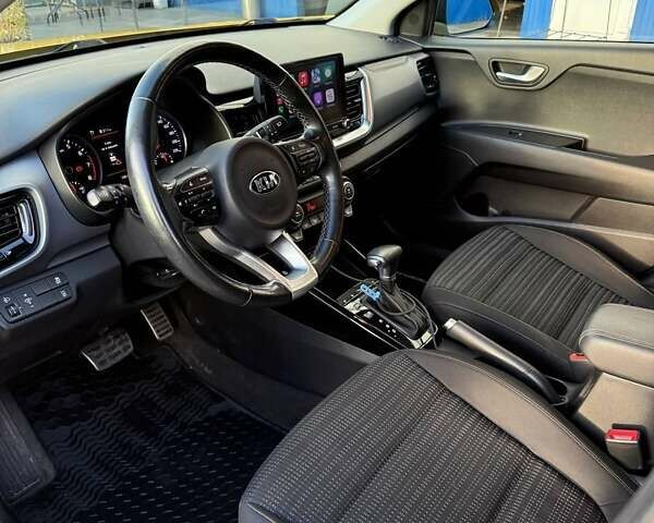 Желтый Киа Stonic, объемом двигателя 1.37 л и пробегом 106 тыс. км за 16600 $, фото 17 на Automoto.ua