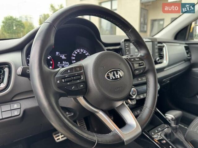 Жовтий Кіа Stonic, об'ємом двигуна 1.37 л та пробігом 44 тис. км за 16999 $, фото 14 на Automoto.ua
