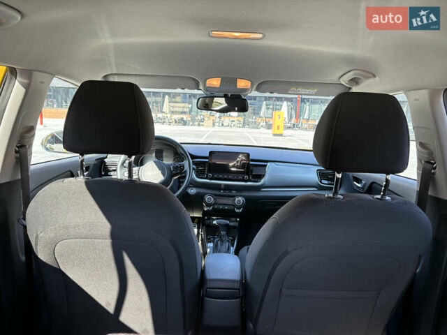 Жовтий Кіа Stonic, об'ємом двигуна 1.37 л та пробігом 17 тис. км за 19950 $, фото 11 на Automoto.ua