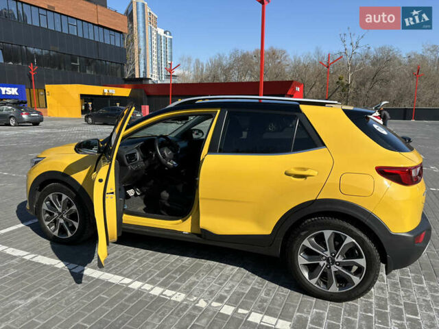Жовтий Кіа Stonic, об'ємом двигуна 1.37 л та пробігом 17 тис. км за 19950 $, фото 3 на Automoto.ua