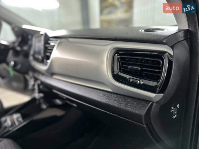 Серый Киа Stonic, объемом двигателя 1.4 л и пробегом 137 тыс. км за 11850 $, фото 82 на Automoto.ua