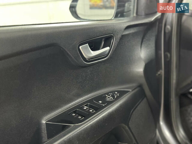 Серый Киа Stonic, объемом двигателя 1.4 л и пробегом 137 тыс. км за 11850 $, фото 65 на Automoto.ua