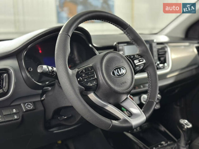 Серый Киа Stonic, объемом двигателя 1.4 л и пробегом 137 тыс. км за 11850 $, фото 67 на Automoto.ua