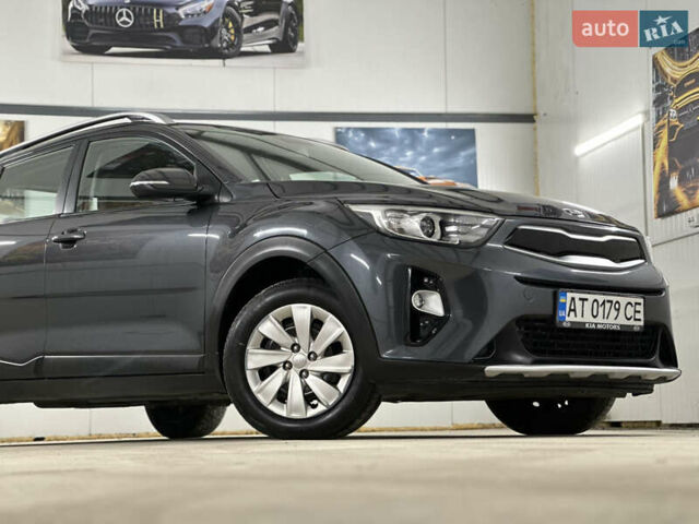 Серый Киа Stonic, объемом двигателя 1.4 л и пробегом 137 тыс. км за 11850 $, фото 4 на Automoto.ua