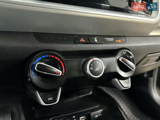 Серый Киа Stonic, объемом двигателя 1.4 л и пробегом 137 тыс. км за 11850 $, фото 76 на Automoto.ua