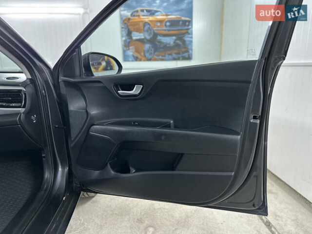 Серый Киа Stonic, объемом двигателя 1.4 л и пробегом 137 тыс. км за 11850 $, фото 80 на Automoto.ua