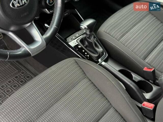 Сірий Кіа Stonic, об'ємом двигуна 1.37 л та пробігом 58 тис. км за 16800 $, фото 24 на Automoto.ua