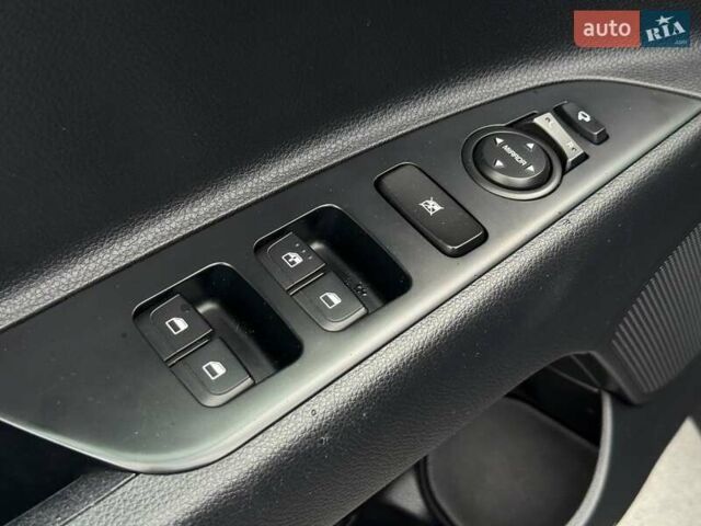 Сірий Кіа Stonic, об'ємом двигуна 1.37 л та пробігом 58 тис. км за 16800 $, фото 17 на Automoto.ua