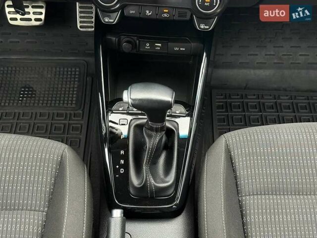 Сірий Кіа Stonic, об'ємом двигуна 1.37 л та пробігом 58 тис. км за 16800 $, фото 41 на Automoto.ua