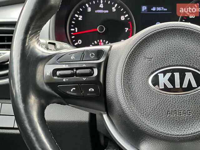 Серый Киа Stonic, объемом двигателя 1.37 л и пробегом 83 тыс. км за 18500 $, фото 11 на Automoto.ua