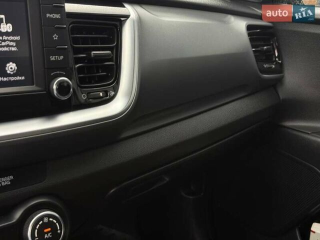 Сірий Кіа Stonic, об'ємом двигуна 1.37 л та пробігом 58 тис. км за 16800 $, фото 33 на Automoto.ua