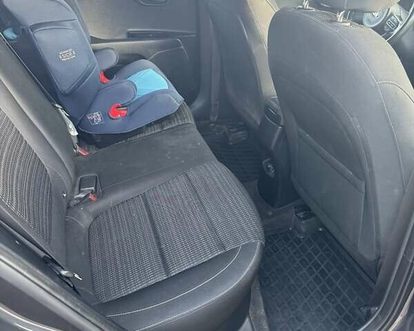 Сірий Кіа Stonic, об'ємом двигуна 1.37 л та пробігом 76 тис. км за 18000 $, фото 6 на Automoto.ua