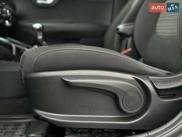 Сірий Кіа Stonic, об'ємом двигуна 1.37 л та пробігом 58 тис. км за 16800 $, фото 19 на Automoto.ua