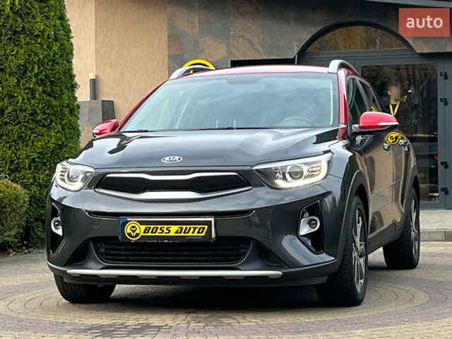 Серый Киа Stonic, объемом двигателя 1.37 л и пробегом 83 тыс. км за 18500 $, фото 2 на Automoto.ua