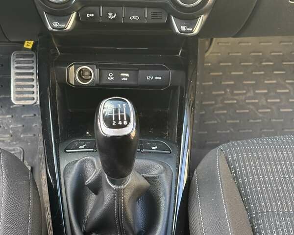 Серый Киа Stonic, объемом двигателя 1.37 л и пробегом 64 тыс. км за 15800 $, фото 4 на Automoto.ua