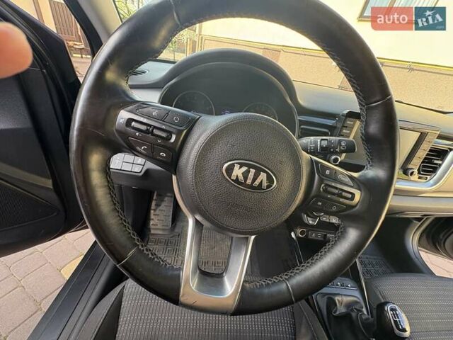 Серый Киа Stonic, объемом двигателя 1.37 л и пробегом 64 тыс. км за 15800 $, фото 3 на Automoto.ua