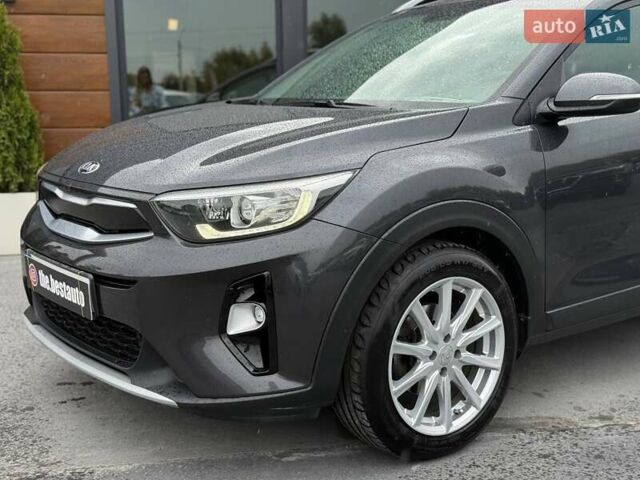Сірий Кіа Stonic, об'ємом двигуна 1.37 л та пробігом 58 тис. км за 16800 $, фото 2 на Automoto.ua