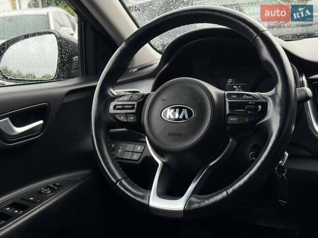Сірий Кіа Stonic, об'ємом двигуна 1.37 л та пробігом 58 тис. км за 16800 $, фото 40 на Automoto.ua