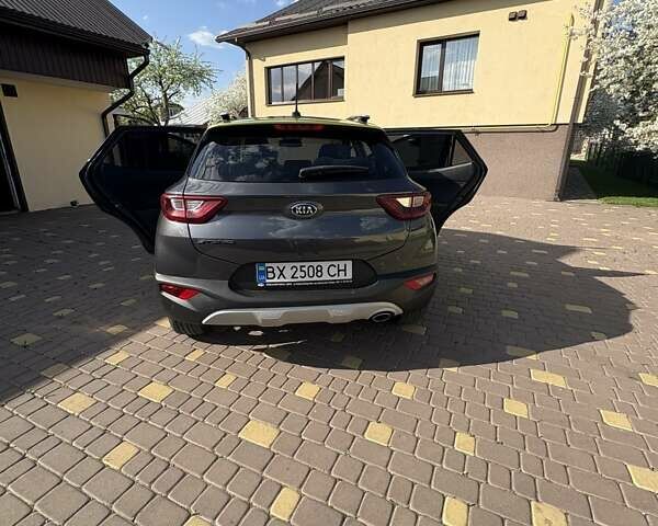 Серый Киа Stonic, объемом двигателя 1.37 л и пробегом 64 тыс. км за 15800 $, фото 8 на Automoto.ua