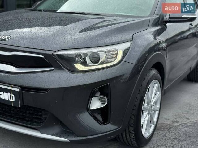 Сірий Кіа Stonic, об'ємом двигуна 1.37 л та пробігом 58 тис. км за 16800 $, фото 5 на Automoto.ua