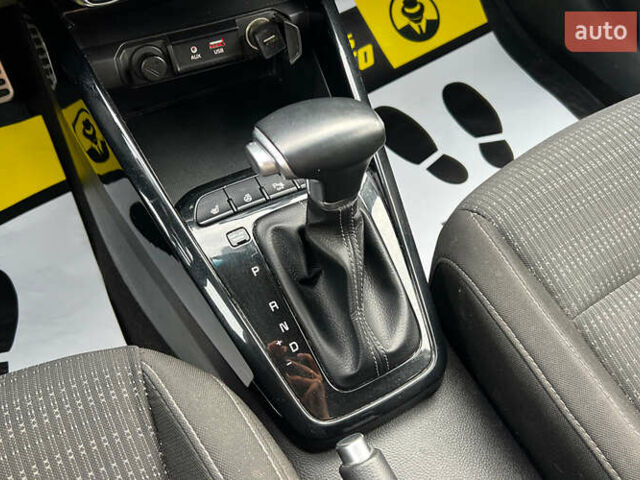 Серый Киа Stonic, объемом двигателя 1.37 л и пробегом 83 тыс. км за 18500 $, фото 17 на Automoto.ua