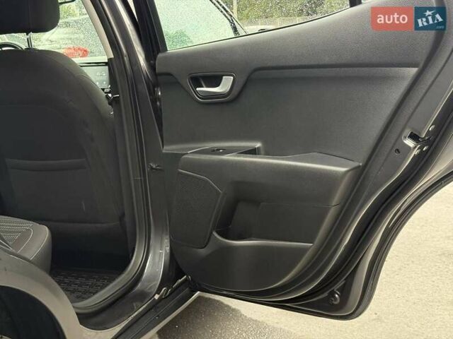 Сірий Кіа Stonic, об'ємом двигуна 1.37 л та пробігом 58 тис. км за 16800 $, фото 46 на Automoto.ua