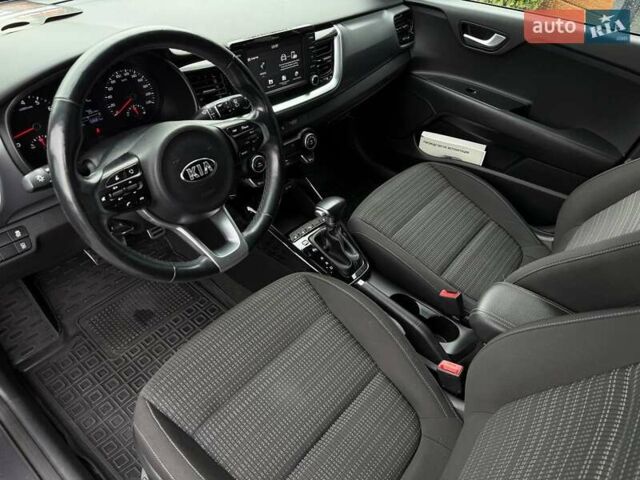 Сірий Кіа Stonic, об'ємом двигуна 1.37 л та пробігом 58 тис. км за 16800 $, фото 20 на Automoto.ua