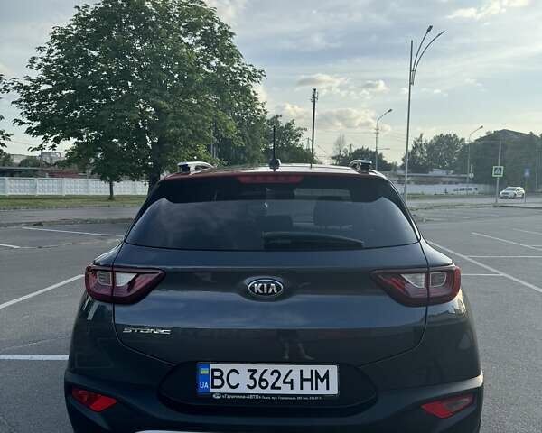 Сірий Кіа Stonic, об'ємом двигуна 1.37 л та пробігом 76 тис. км за 18000 $, фото 3 на Automoto.ua