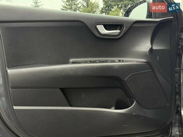 Сірий Кіа Stonic, об'ємом двигуна 1.37 л та пробігом 58 тис. км за 16800 $, фото 16 на Automoto.ua
