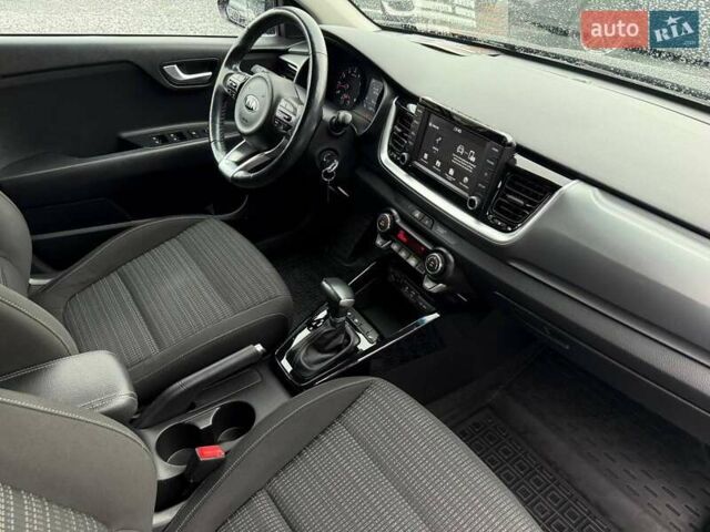 Сірий Кіа Stonic, об'ємом двигуна 1.37 л та пробігом 58 тис. км за 16800 $, фото 51 на Automoto.ua