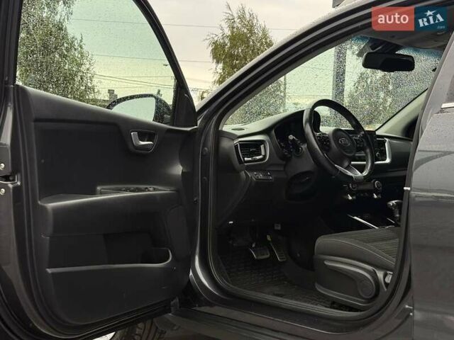 Сірий Кіа Stonic, об'ємом двигуна 1.37 л та пробігом 58 тис. км за 16800 $, фото 15 на Automoto.ua