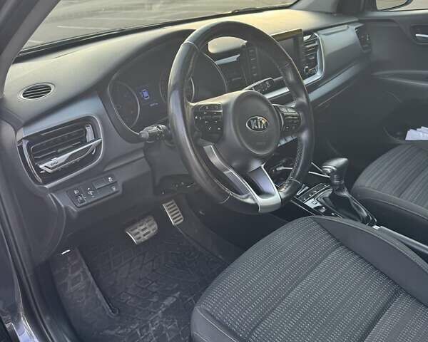 Сірий Кіа Stonic, об'ємом двигуна 1.37 л та пробігом 76 тис. км за 18000 $, фото 5 на Automoto.ua