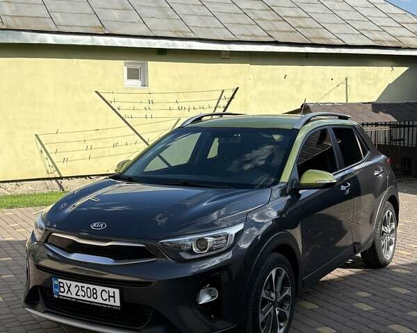 Серый Киа Stonic, объемом двигателя 1.37 л и пробегом 64 тыс. км за 15800 $, фото 1 на Automoto.ua