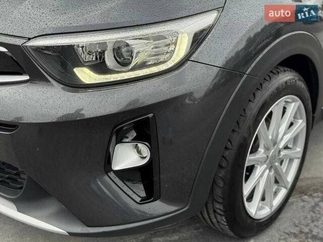 Сірий Кіа Stonic, об'ємом двигуна 1.37 л та пробігом 58 тис. км за 16800 $, фото 7 на Automoto.ua