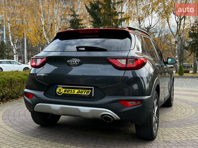 Серый Киа Stonic, объемом двигателя 1.37 л и пробегом 83 тыс. км за 18500 $, фото 6 на Automoto.ua