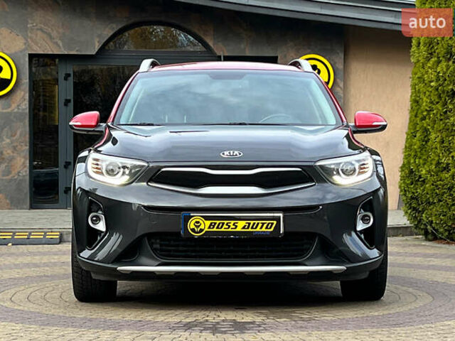 Серый Киа Stonic, объемом двигателя 1.37 л и пробегом 83 тыс. км за 18500 $, фото 1 на Automoto.ua