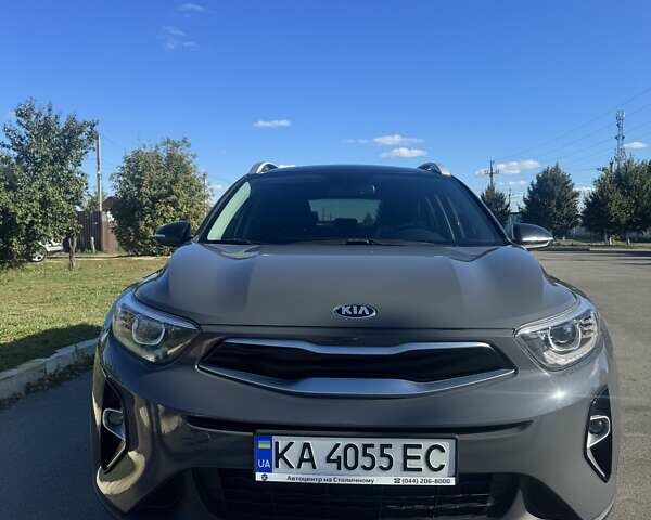 Серый Киа Stonic, объемом двигателя 1.37 л и пробегом 36 тыс. км за 18500 $, фото 1 на Automoto.ua