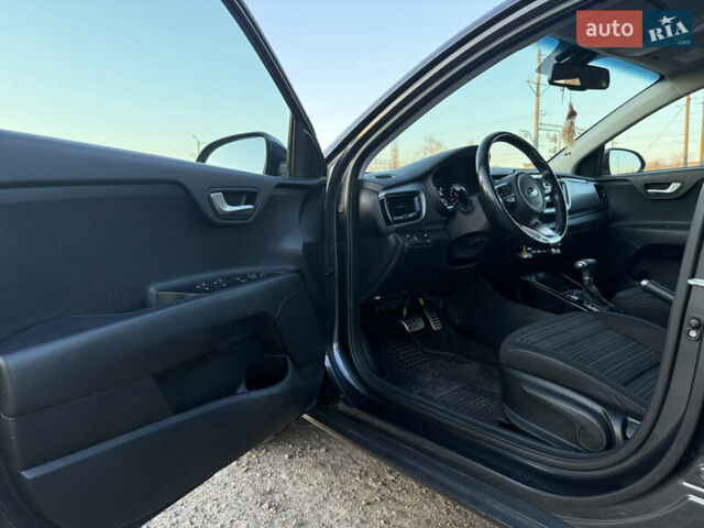 Сірий Кіа Stonic, об'ємом двигуна 1.4 л та пробігом 67 тис. км за 16850 $, фото 9 на Automoto.ua