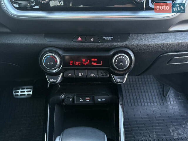 Сірий Кіа Stonic, об'ємом двигуна 1.4 л та пробігом 67 тис. км за 16850 $, фото 21 на Automoto.ua