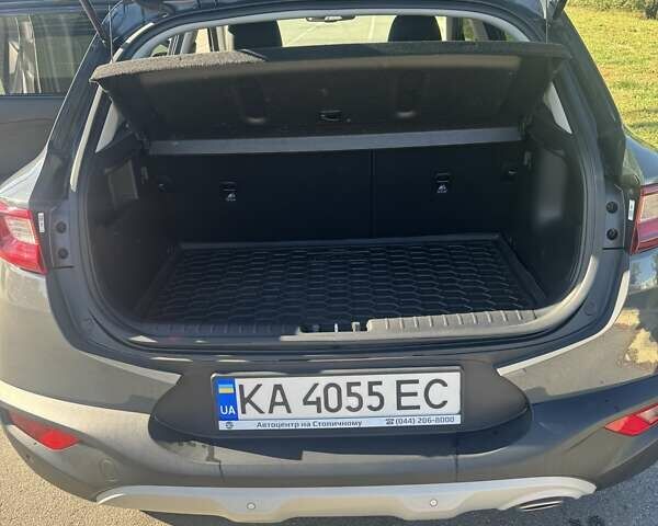 Серый Киа Stonic, объемом двигателя 1.37 л и пробегом 36 тыс. км за 18500 $, фото 10 на Automoto.ua