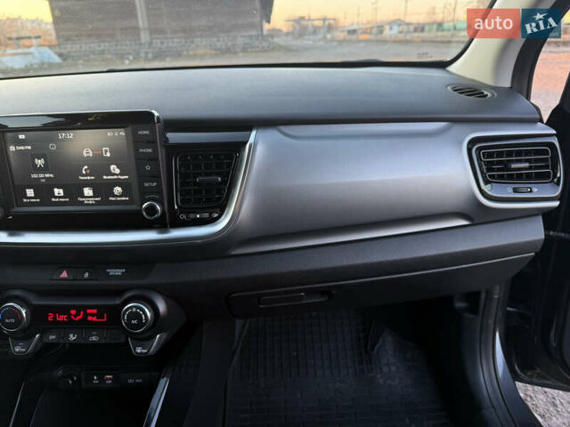 Сірий Кіа Stonic, об'ємом двигуна 1.4 л та пробігом 67 тис. км за 16850 $, фото 19 на Automoto.ua