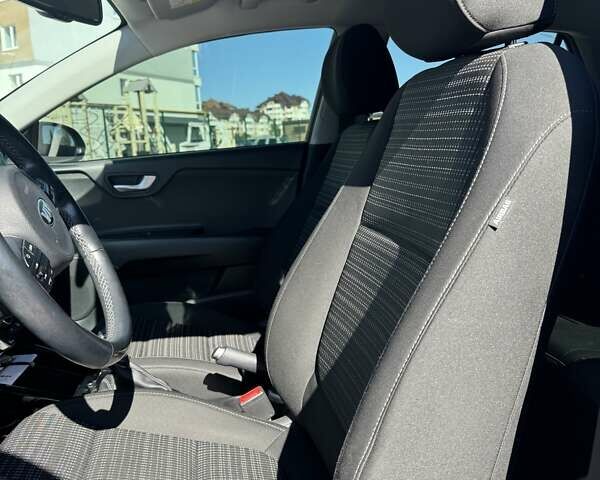 Серый Киа Stonic, объемом двигателя 1.37 л и пробегом 36 тыс. км за 18500 $, фото 4 на Automoto.ua