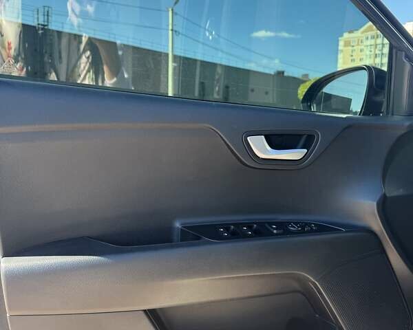 Серый Киа Stonic, объемом двигателя 1.37 л и пробегом 36 тыс. км за 18500 $, фото 7 на Automoto.ua
